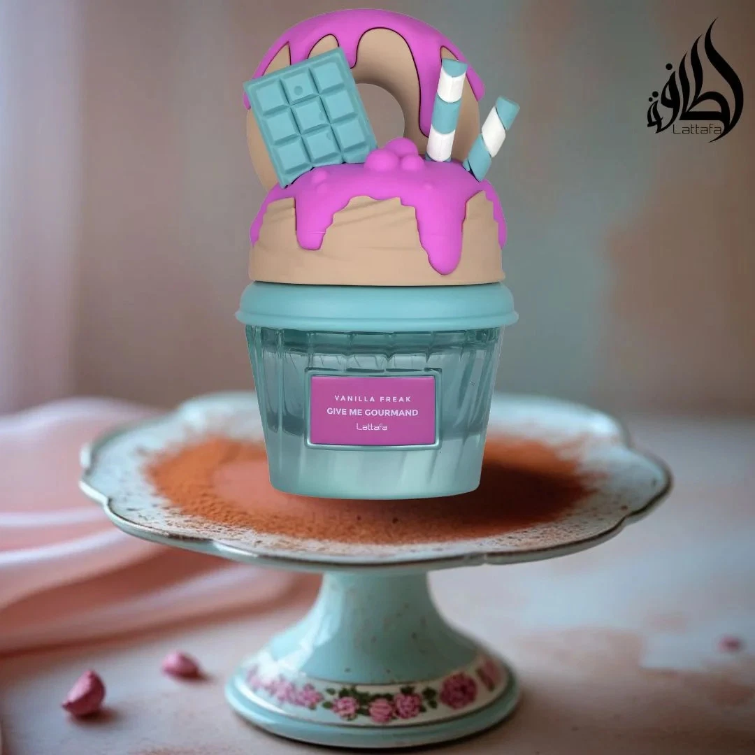 Frasco decorativo em forma de cupcake com texto VANILLA FREAK GIVE ME GOURMAND Lattafa