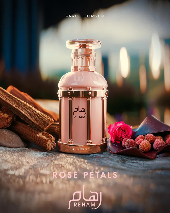 Garrafa de perfume rosa com detalhes dourados e flores decorativas