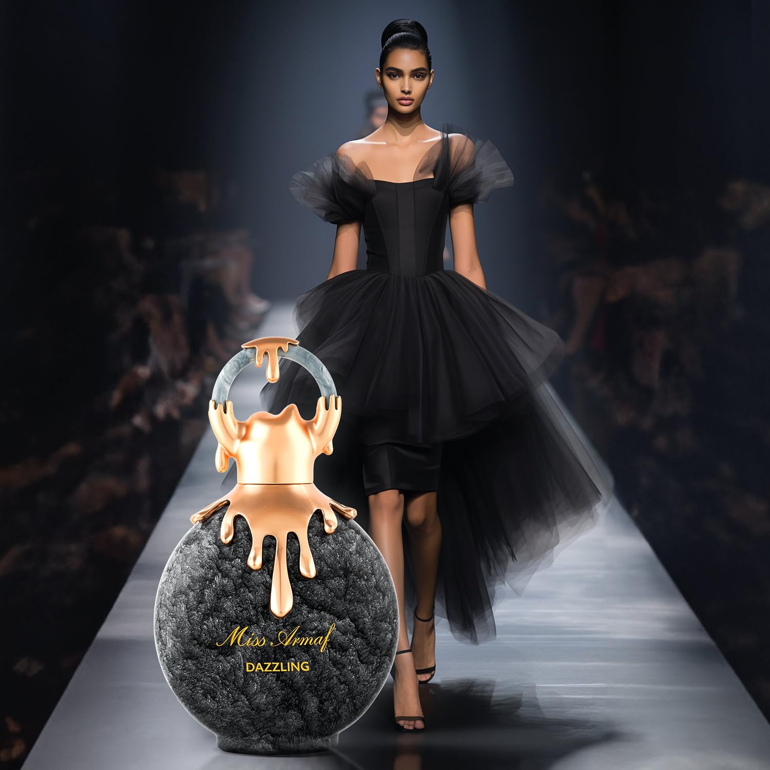 Frasco de perfume texturizado cinzento com tampa dourada em passarela de moda com modelo usando vestido preto