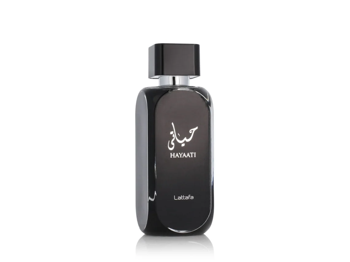 Frasco de perfume preto brilhante com texto branco em árabe e Lattafa