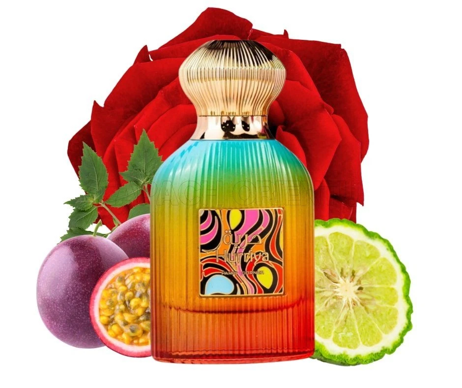 Frasco de perfume colorido com tampa dourada e flores/frutas ao fundo