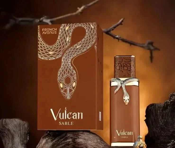Perfume Vulcan Sable com design de cobra num fundo castanho e troncos