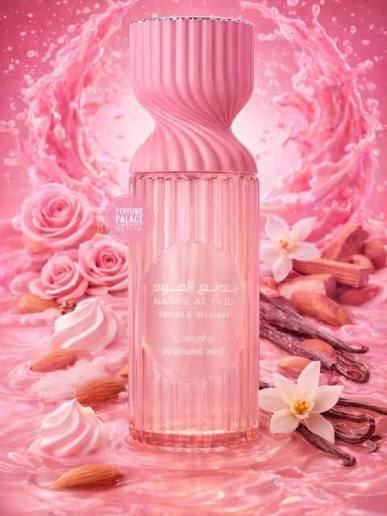 Frasco de perfume rosa translúcido rodeado por flores, amêndoas e vagens de baunilha