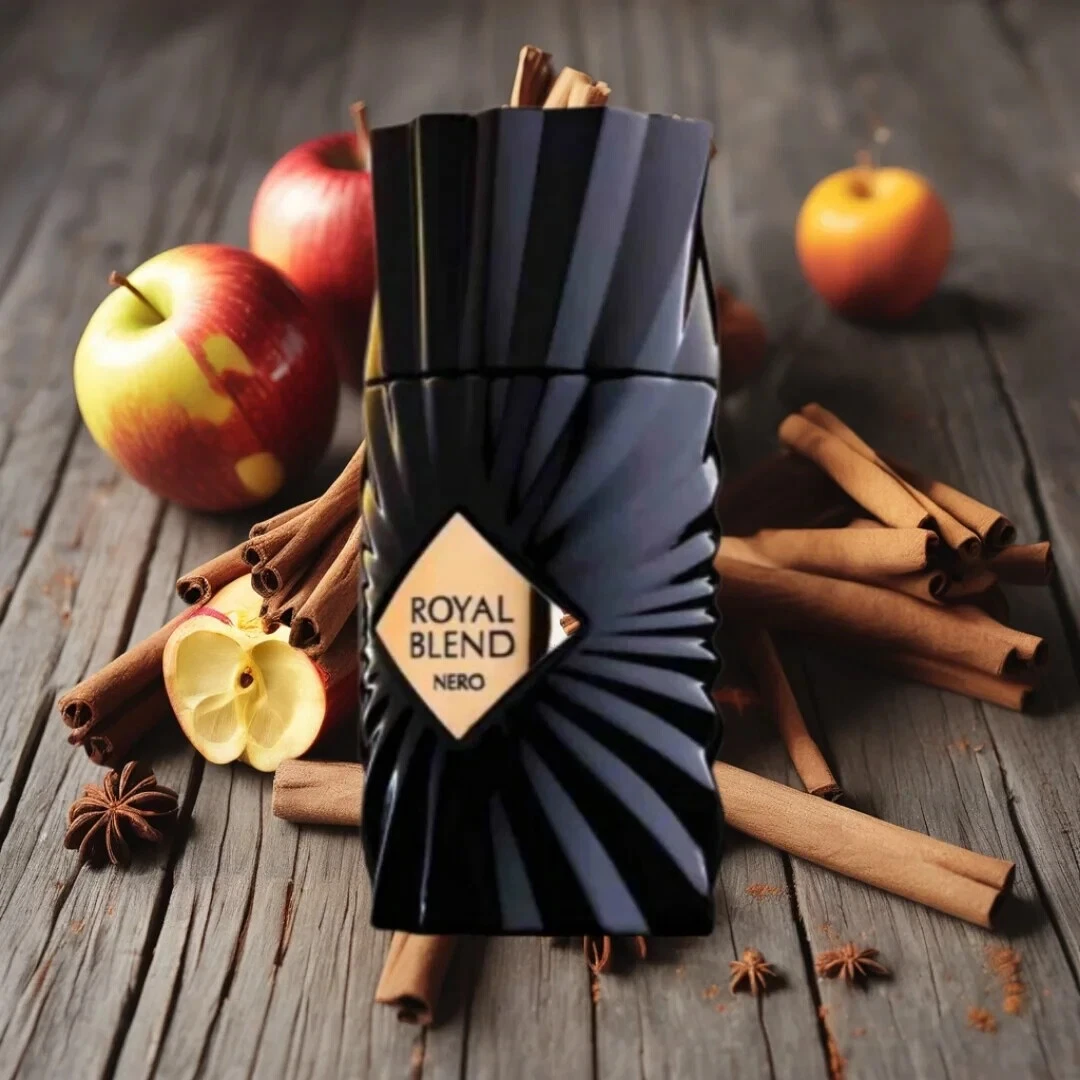 Embalagem preta elegante de produto Royal Blend Nero com paus de canela, maçãs e anis estrelado sobre madeira