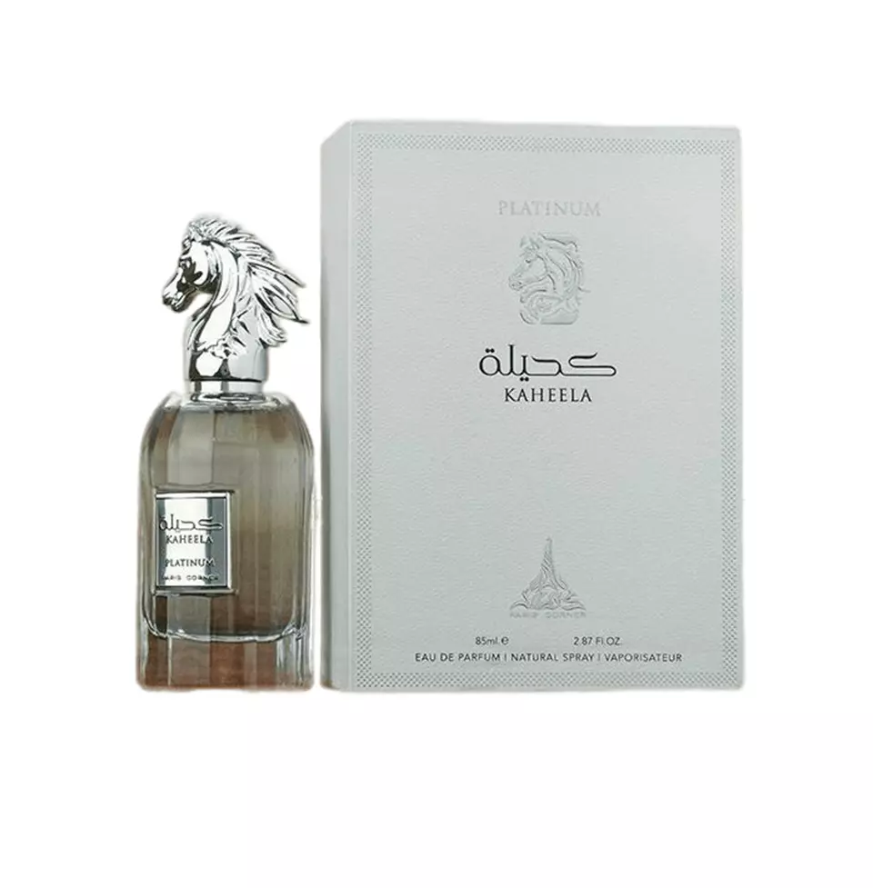 Perfume Kaheela Platinum com frasco transparente e tampa prateada em forma de cabeça de cavalo ao lado da caixa branca