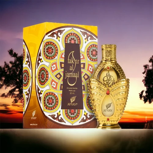 Frasco de perfume dourado com embalagem amarela decorada e texto 'fakhr al jamaal'