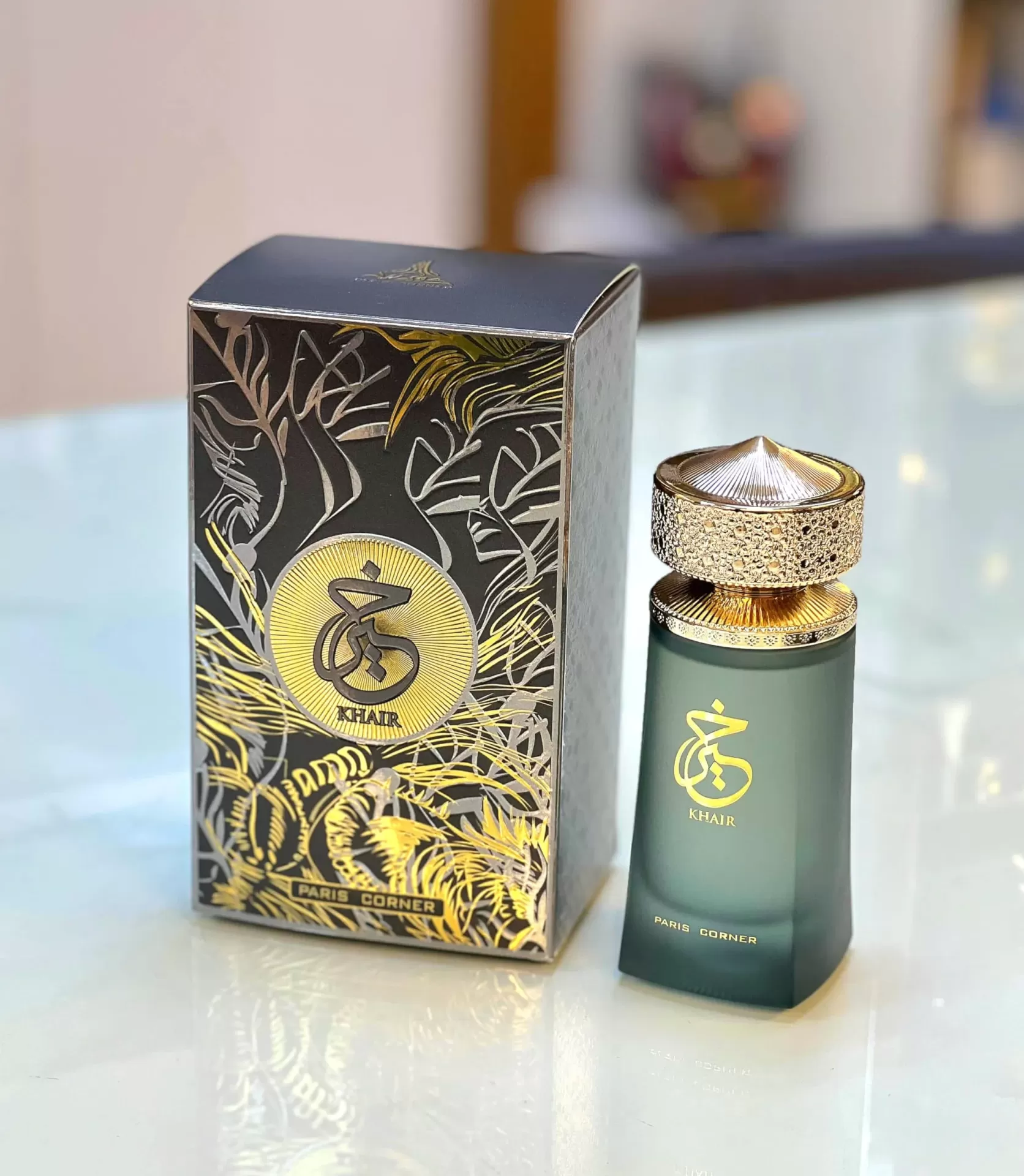 Frasco de perfume verde fosco com embalagem preta e dourada
