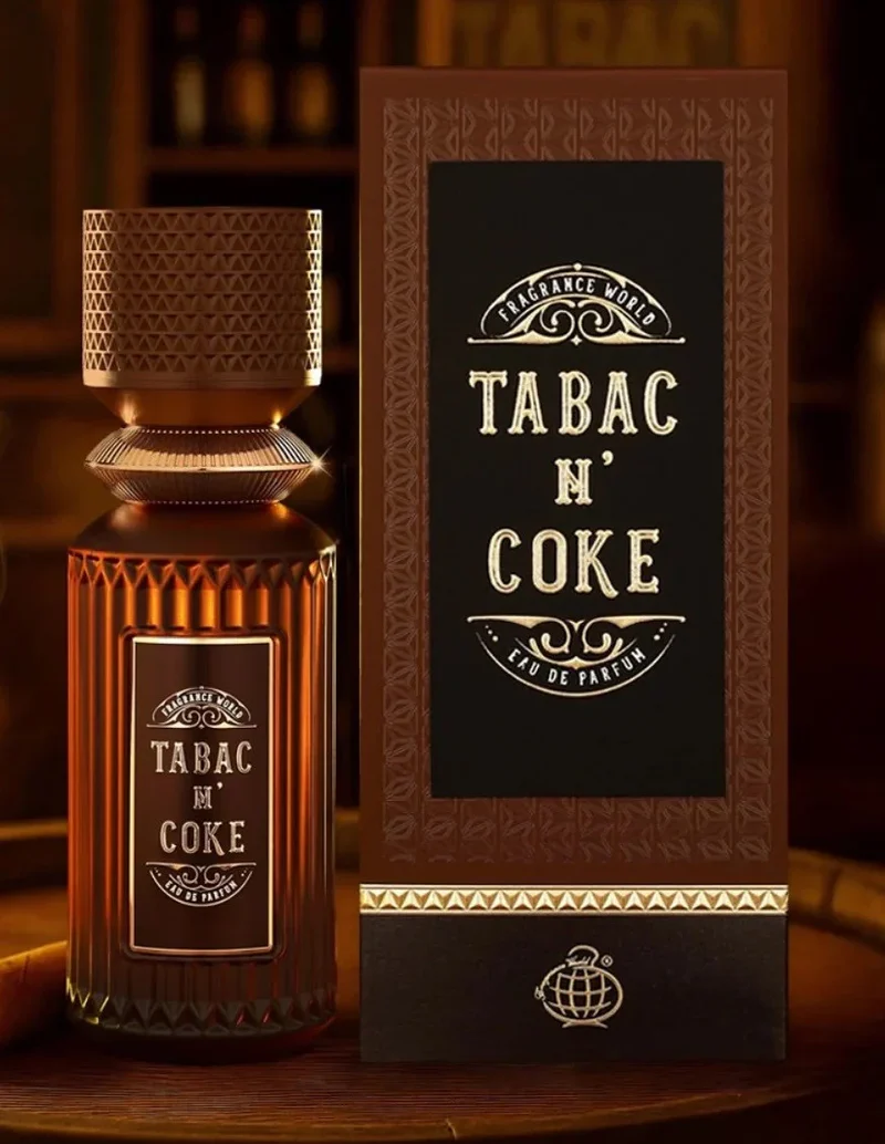 Frasco de perfume castanho com tampa geométrica e rótulo TABAC N COKE e caixa castanha preta com detalhes dourados.