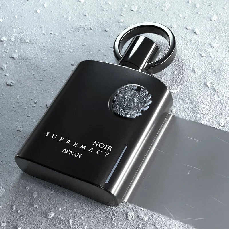 Frasco de perfume preto com emblema metálico e texto NOIR SUPREMACY AFNAN