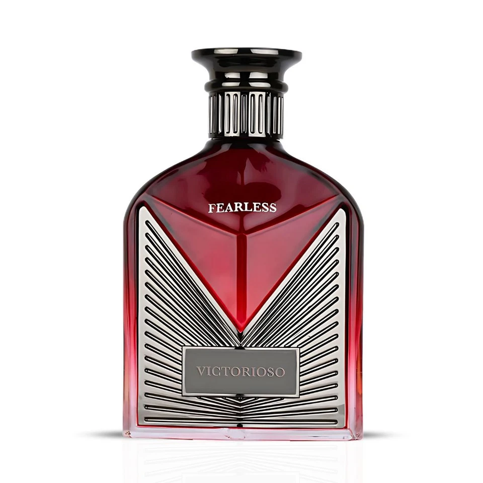 Frasco de perfume vermelho com detalhes pretos e texto Fearless e Victorioso
