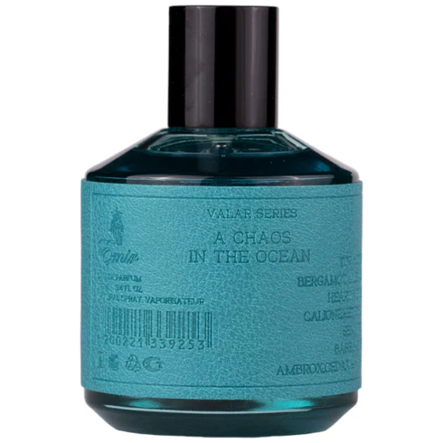 Frasco de perfume azul com etiqueta azul e tampa preta