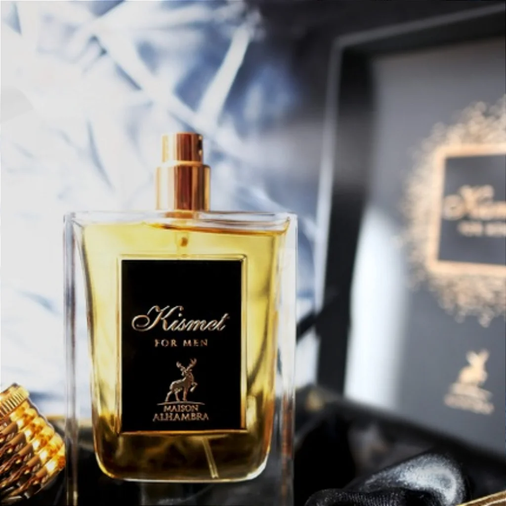 Frasco de perfume Kismet Maison Alhambra em vidro com líquido amarelo e etiqueta preta.