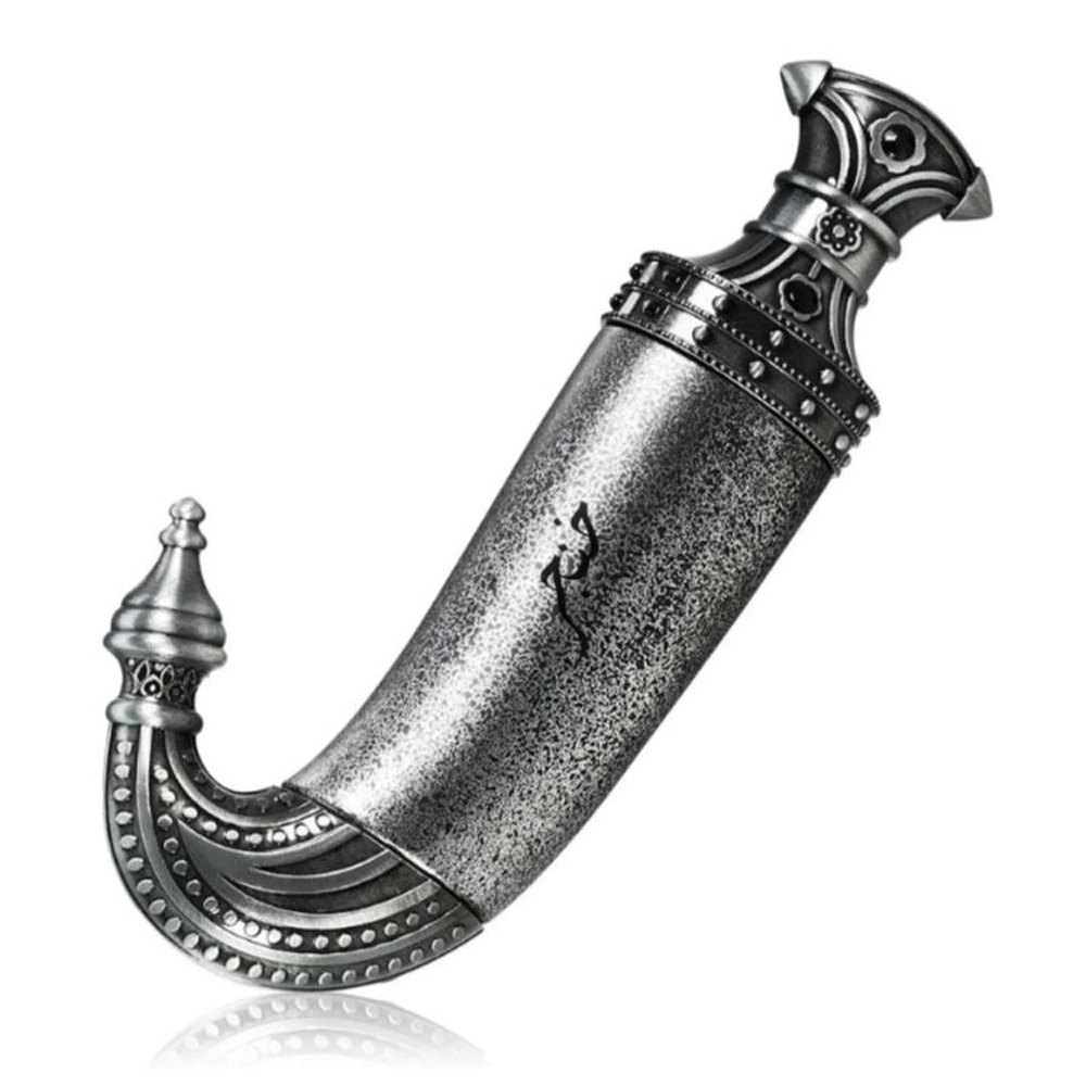 Adaga decorativa prateada com bainha texturizada e detalhes ornamentais