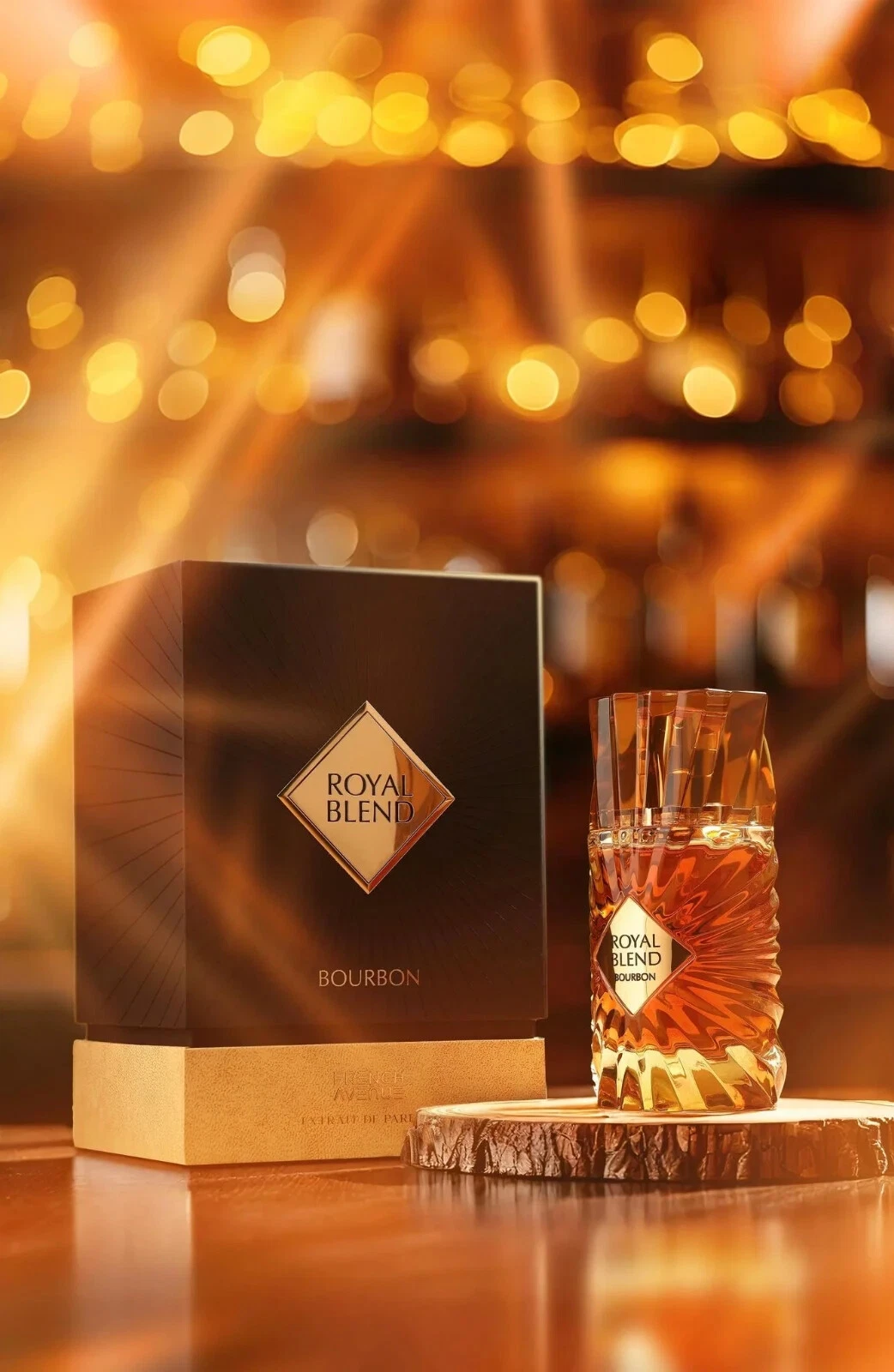 Frasco e caixa de Bourbon Royal Blend com iluminação quente e fundo desfocado