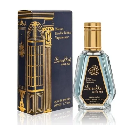 Frasco de perfume Barakkal satin oud ao lado da caixa azul escura e dourada
