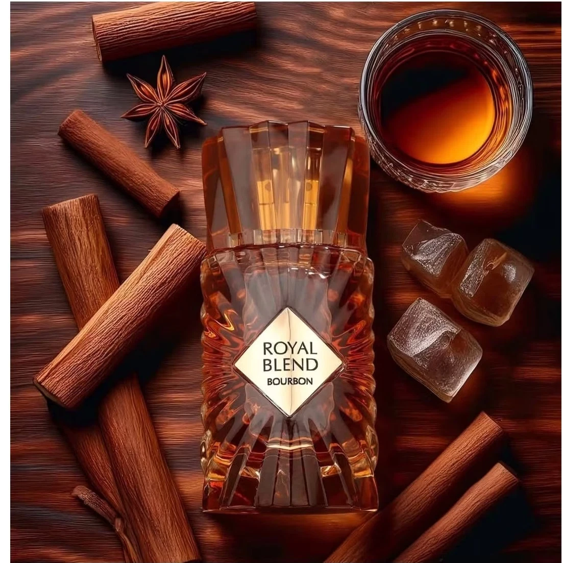 Frasco de bourbon Royal Blend com paus de canela, anis, cubos de gelo e copo com bebida