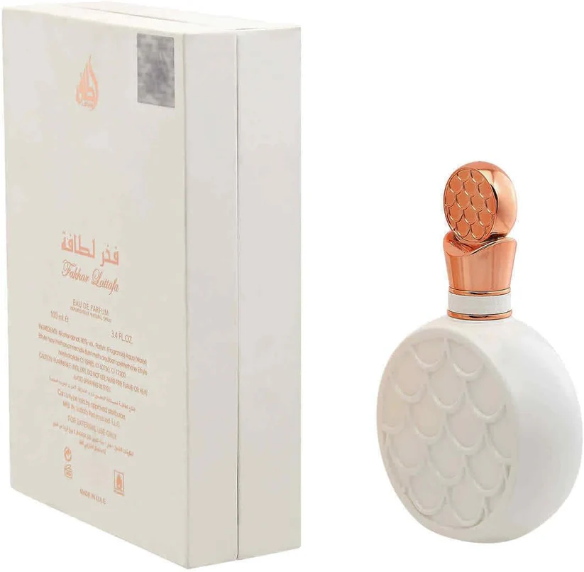 Frasco branco redondo de perfume com tampa dourada e caixa branca com texto em árabe