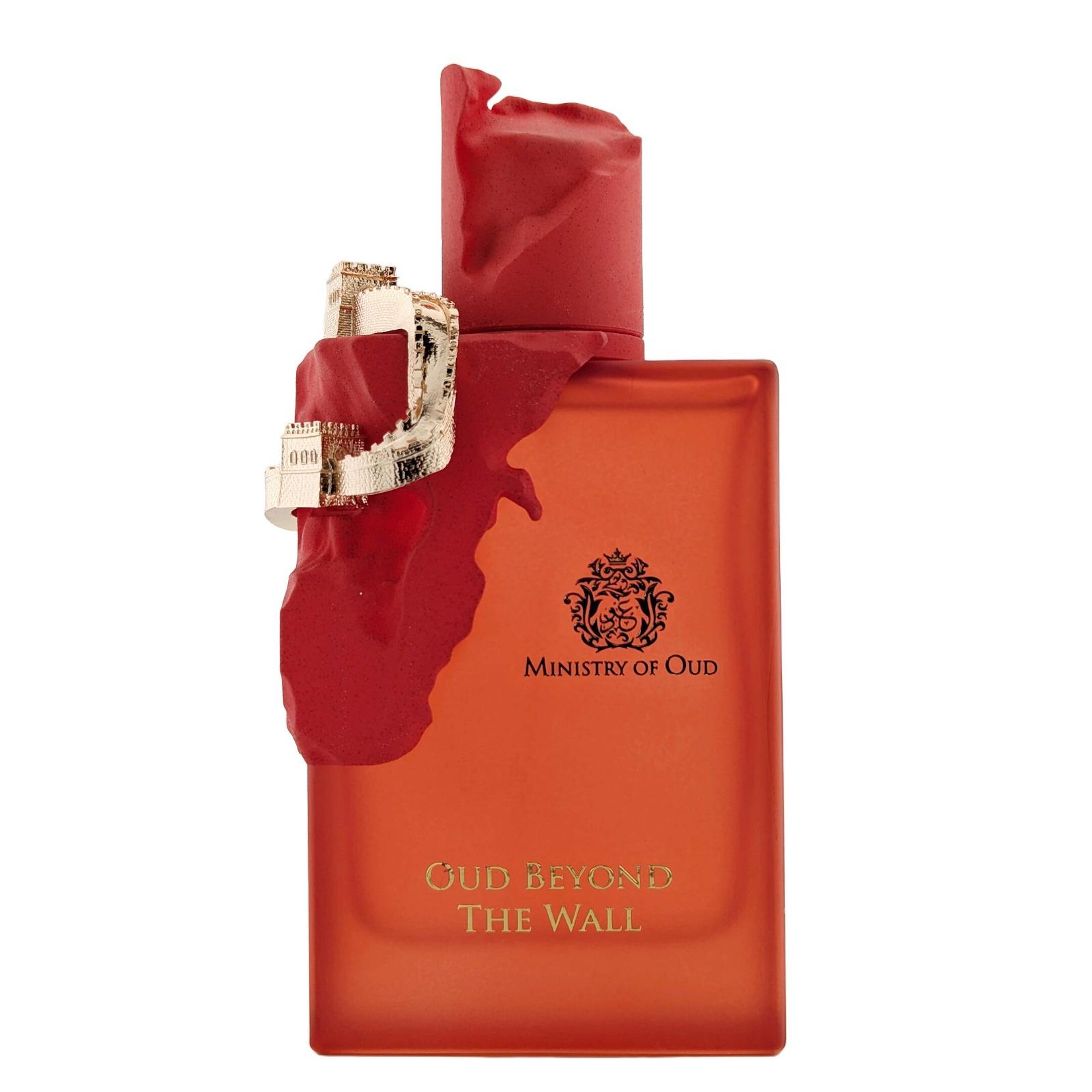 Frasco de perfume laranja com detalhes vermelhos e dourados