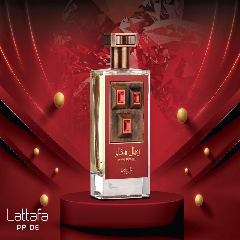 Frasco de perfume Lattafa Pride em pedestal vermelho com fundo vermelho e dourado