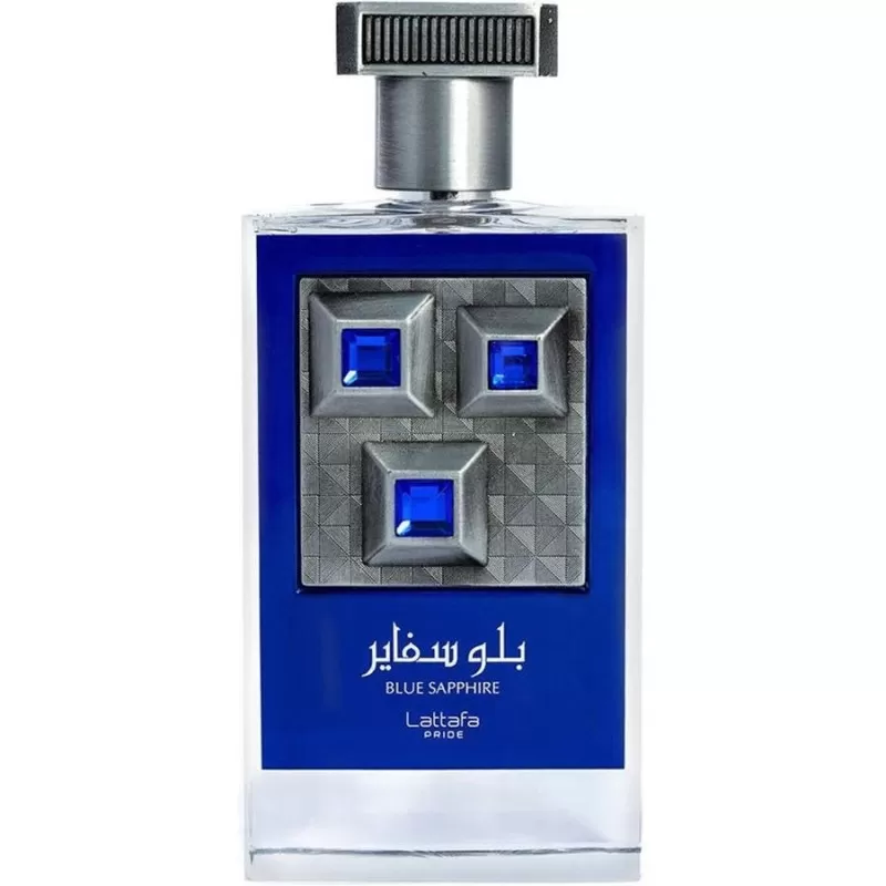 Frasco de perfume azul com decoração metálica e texto em árabe e inglês