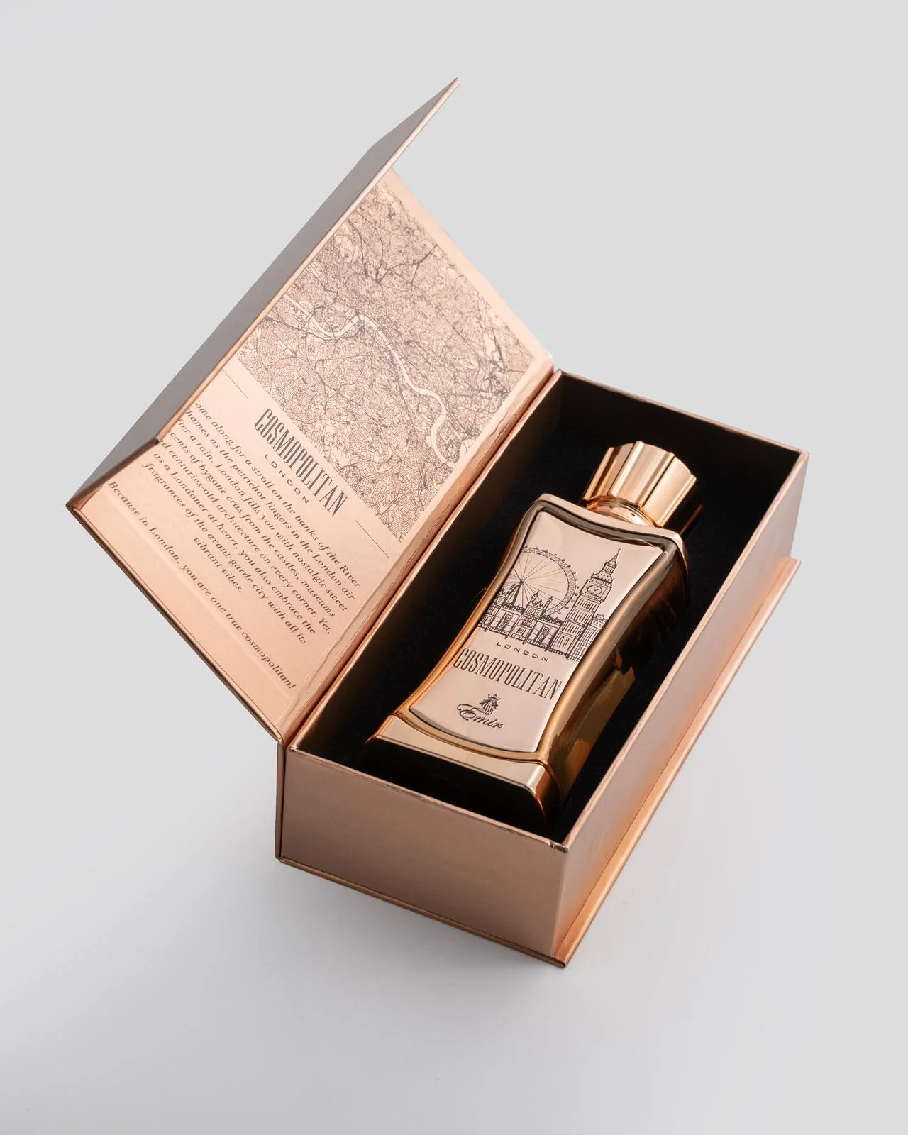 Frasco dourado de perfume Cosmopolitan numa caixa aberta