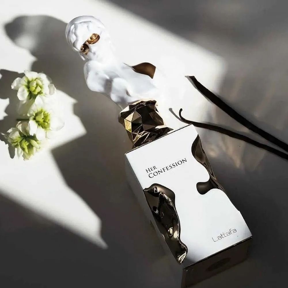 Frasco de perfume branco com tampa dourada, texto HER CONFESSION e Latitara, com sombras de flores e ramo ao lado