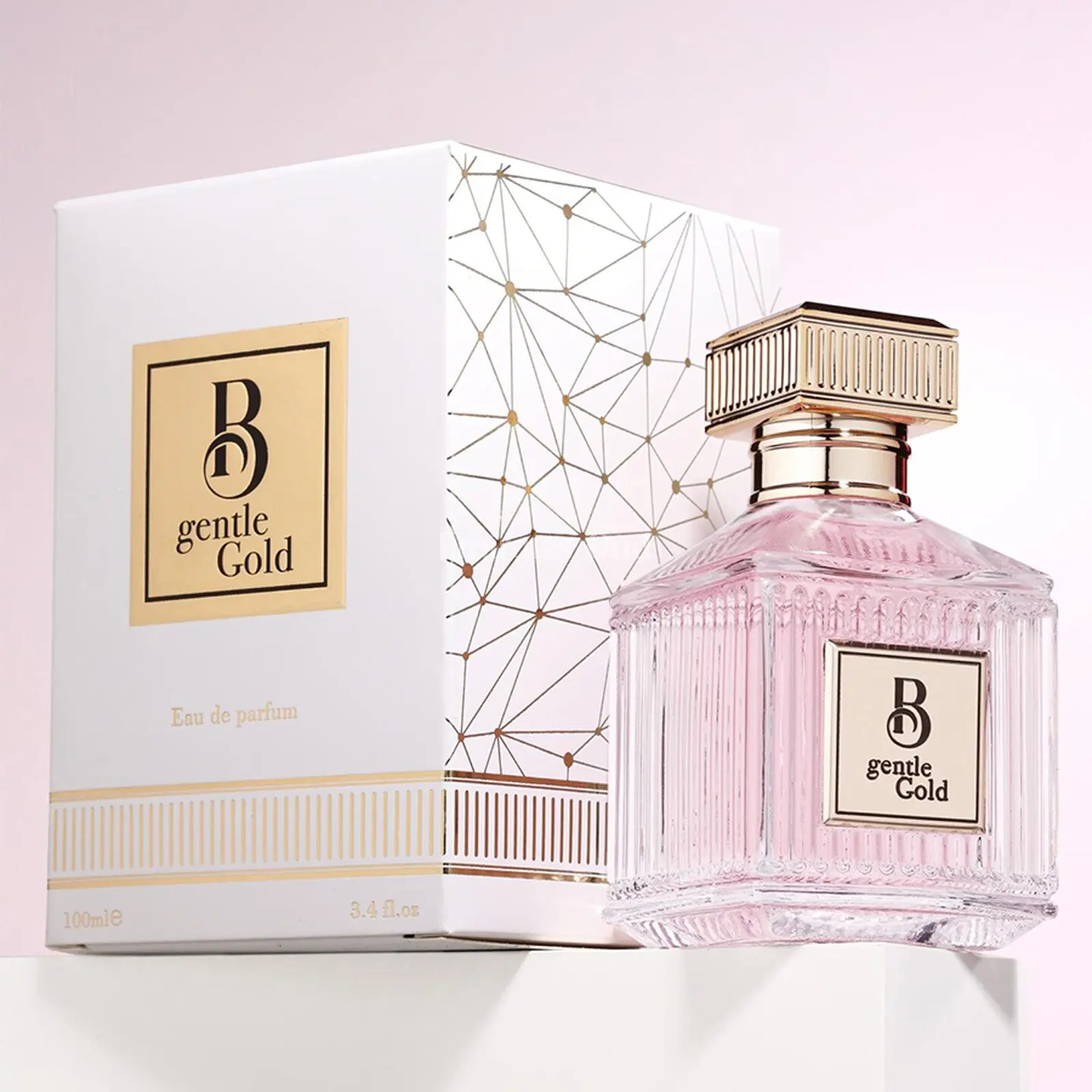 Frasco de perfume rosa com caixa branca decorada