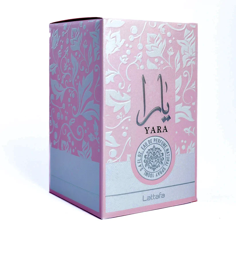 Embalagem de perfume rosa claro com detalhes florais e texto YARA