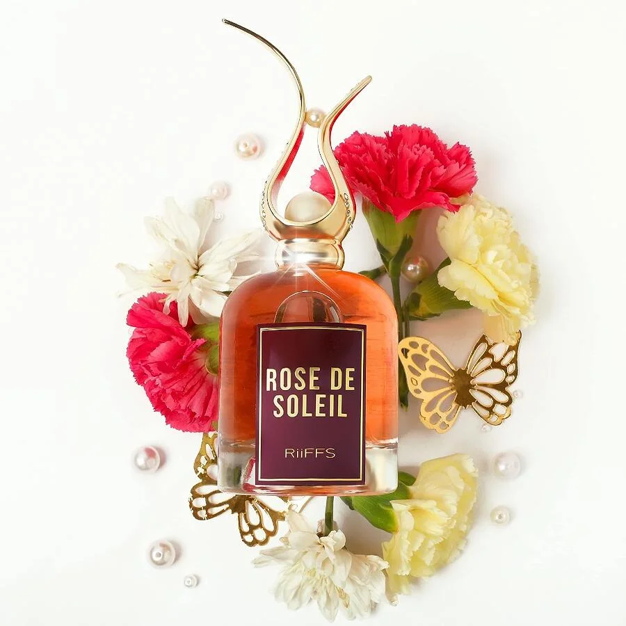 Frasco de perfume Rose De Soleil com flores e decoração