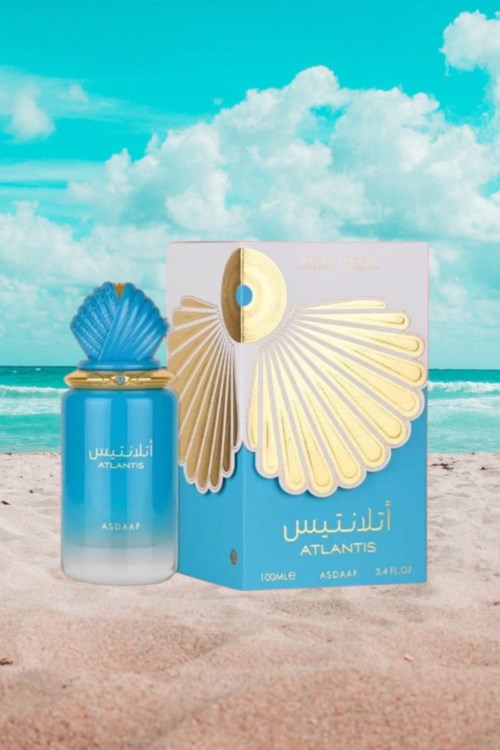 Frasco de perfume azul e caixa com design de concha na praia