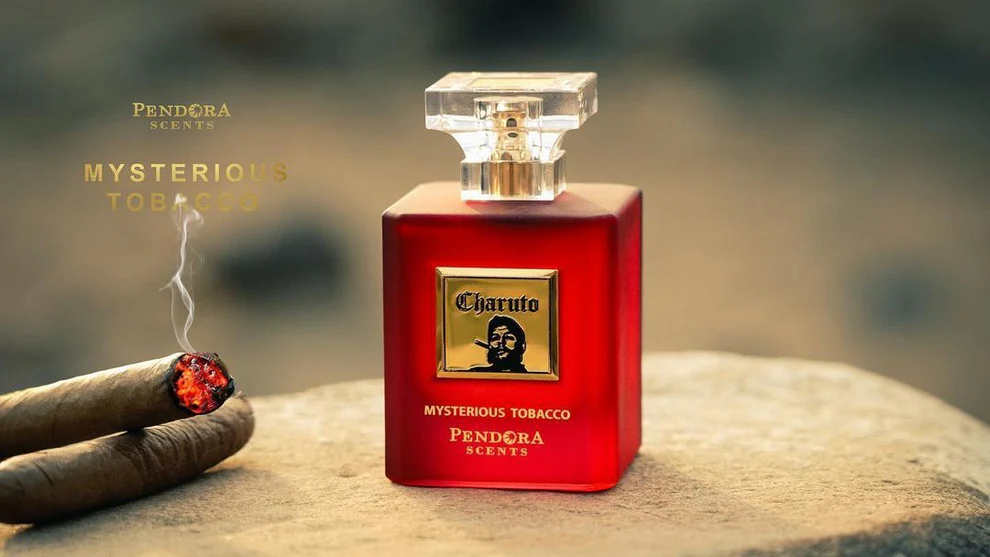 Frasco de perfume vermelho com charuto aceso no fundo