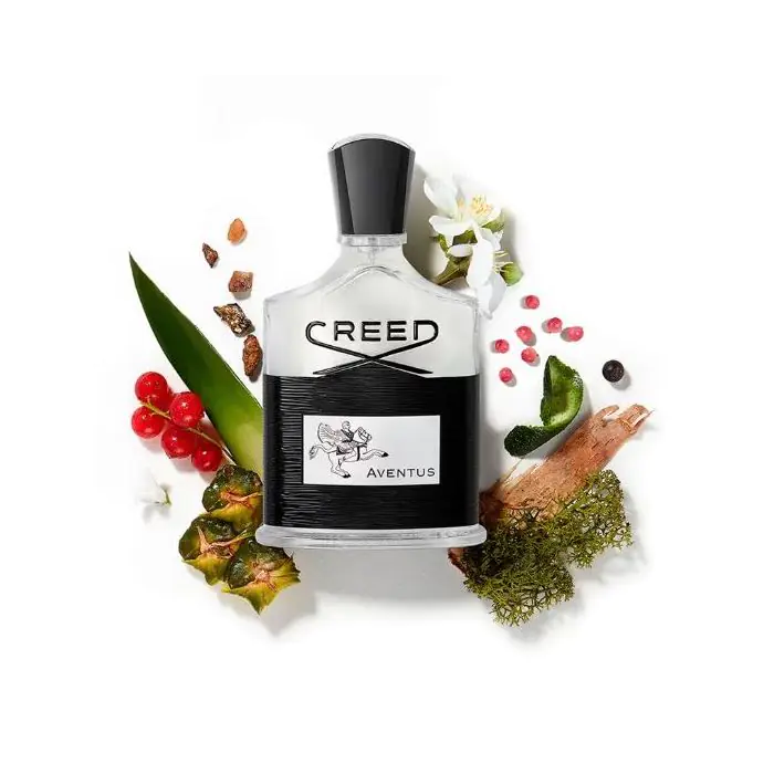 Frasco de perfume Creed Aventus com elementos naturais ao redor
