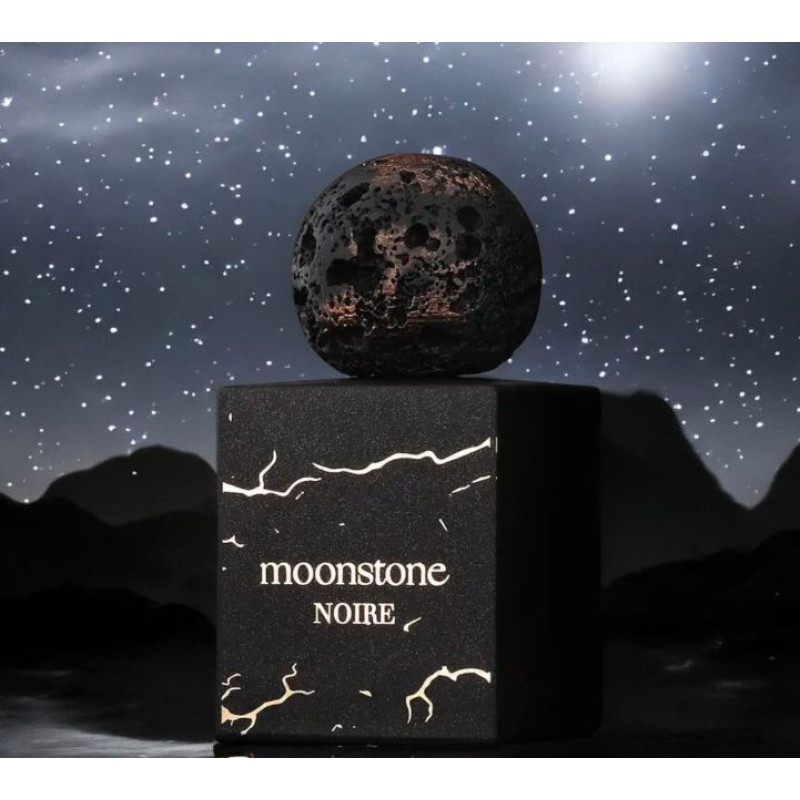 Frasco de perfume preto com tampa esférica texturizada e texto moonstone NOIRE