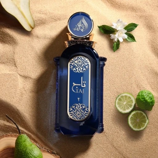 Frasco de perfume azul escuro com tampa dourada e decoração branca no meio
