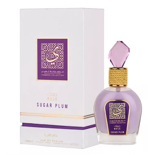 Frasco lilás de perfume Sugar Plum com caixa branca ao fundo