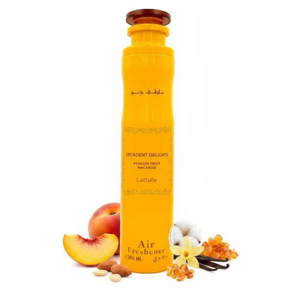 Frasco amarelo de spray para ambientador Lattafa com frutas e flores ao lado