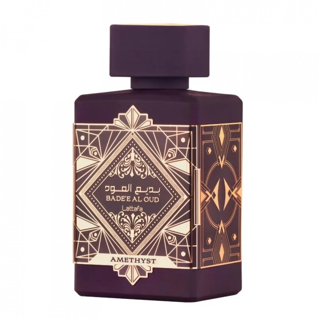 Frasco de perfume roxo com rótulo dourado e texto Badee Al Oud