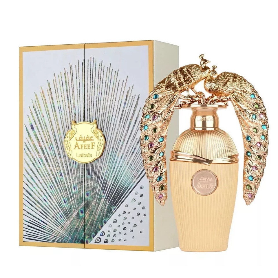 frasco de perfume dourado com pavões decorativos e caixa branca