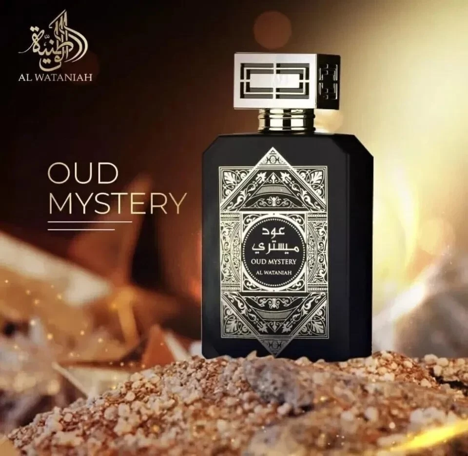 Frasco preto de perfume Oud Mystery com detalhes prateados sobre uma superfície de cristais