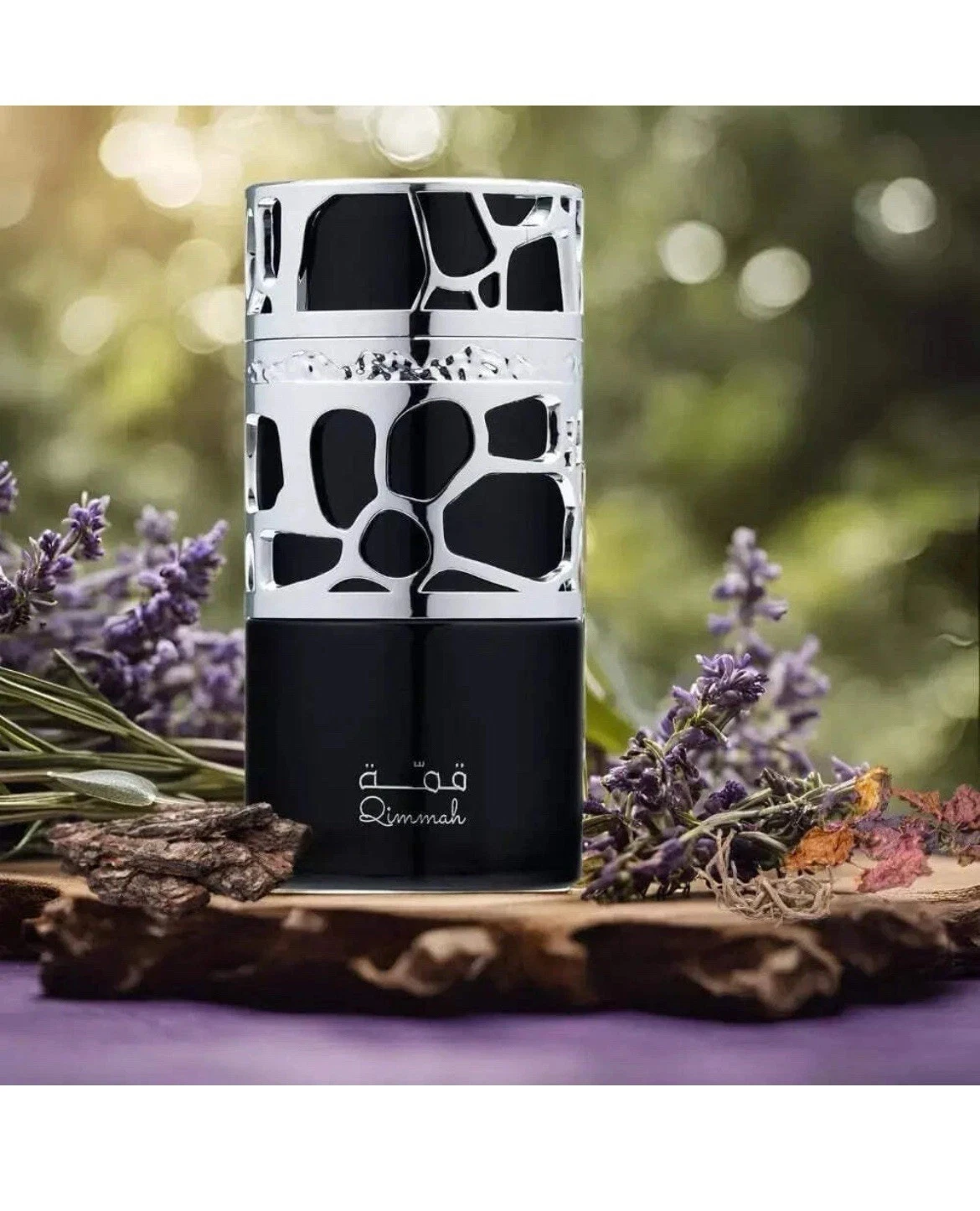 Frasco de perfume preto com tampa prateada e decorativa sobre mesa com plantas secas