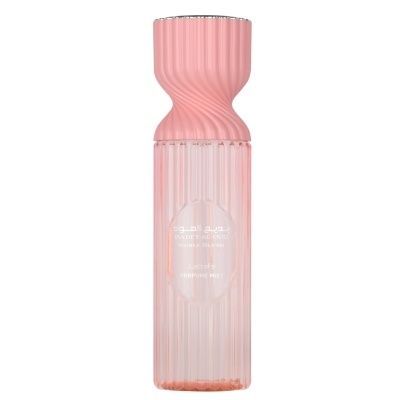 Frasco de perfume mist transparente com tampa rosa texturada e texto frontal