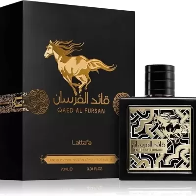 Perfume Lattafa Qaed Al Fursan frasco preto com detalhes dourados e caixa preta com cavalo dourado