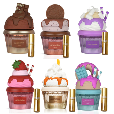 Frascos de perfume com tampas decoradas como doces e pequenos frascos dourados ao lado