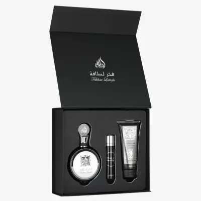 Conjunto de produtos de beleza em caixa preta aberta