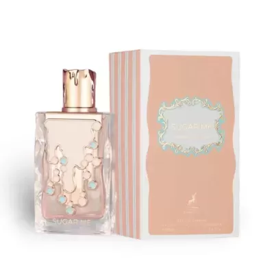 Frasco de perfume Sugar Me com embalagem cor de rosa e detalhes dourados e azuis