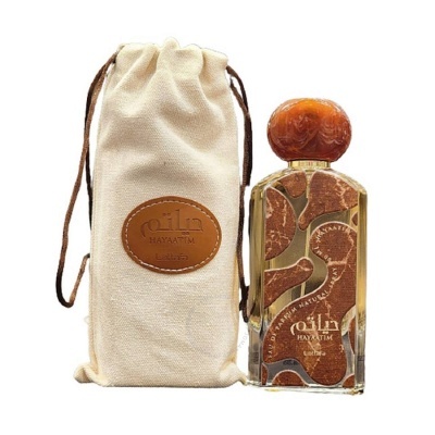 Frasco de perfume decorativo com tampa castanha e saco de tecido cru com cordão.