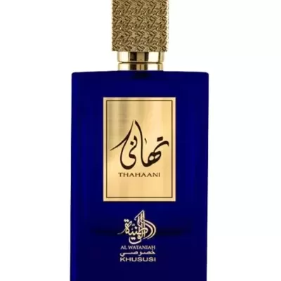 Frasco de perfume azul escuro com tampa dourada e rótulo dourado com texto árabe e inglês