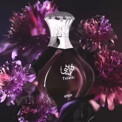 Frasco de perfume roxo escuro com tampa prateada e flores roxas
