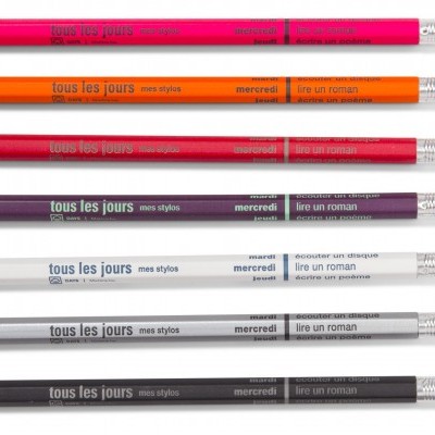 Sete lápis coloridos com texto em francês alinhados horizontalmente.