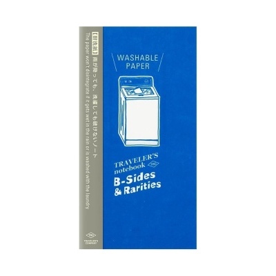 Caderno azul com ilustração e texto na capa e faixa cinza lateral com texto